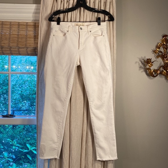 GAP 1969 white True Skinny Ankle jeans. Frayed hem. Women Size 28. - Picture 1 of 7